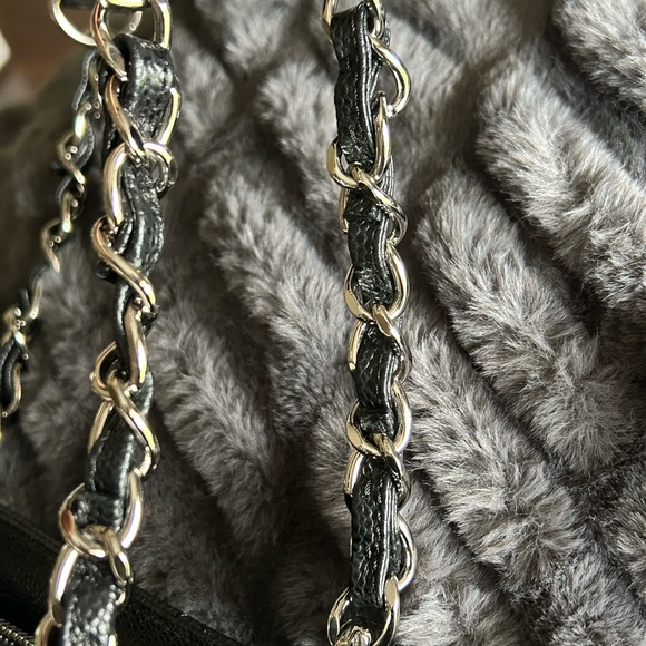 STUNNING!! Authentic Chanel GST in fantastic condition! - Picture 6 of 14